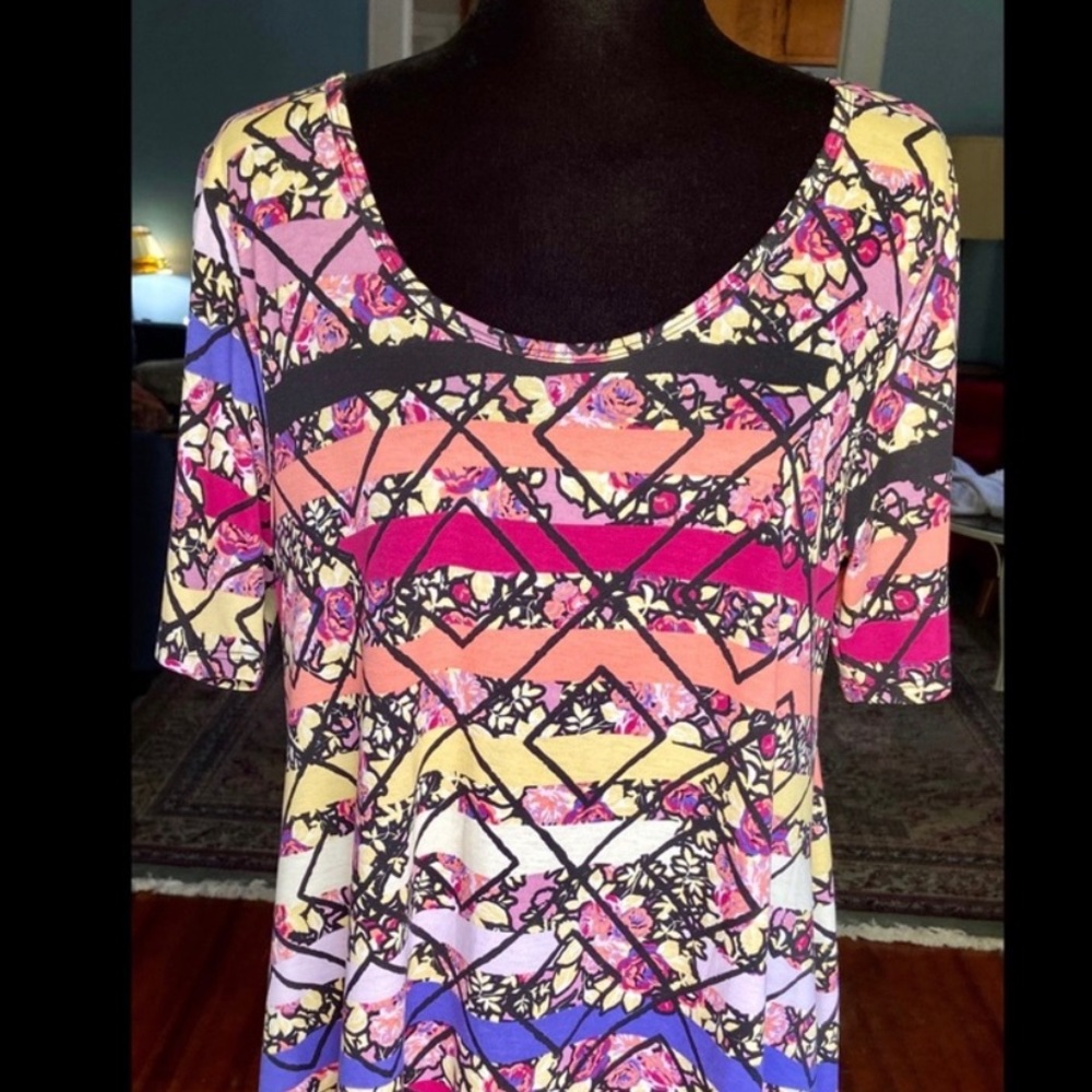 NWOT LuLaRoe Diamonds & Stripes Irma Top..Photos are from @helbax